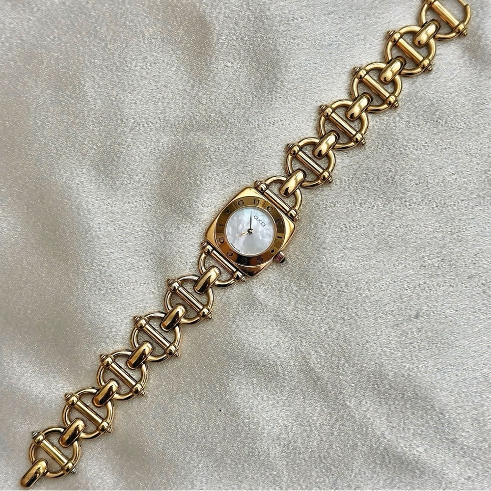 AUTHENTIC VINTAGE GUCCI MOTHER-OF-PEARL GOLD HORSEBIT WATCH - Picture 5 of 8
